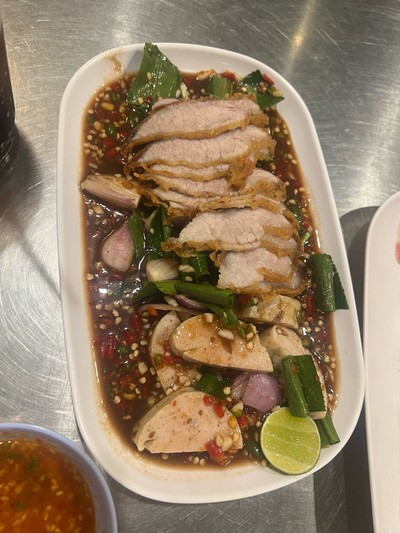 ยำคอหมูเพิ่มหมูยอใส่ปลาร้าเผ็ดกลาง