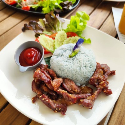 ข้าวอบอัญชัญหมูแดดเดียว