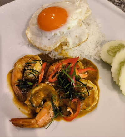 กุ้งผัดเครื่องแกงราดข้าว ไข่ดาว