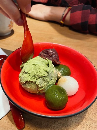ไอศกรีม ถั่วแดงญี่ปุ่นและโมจิ