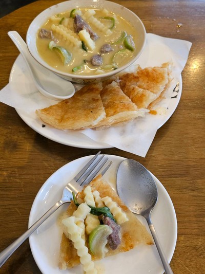 โรตีแกงเขียวหวานเนื้อ (Classic Thai Green Curry with Beef served with Roti)