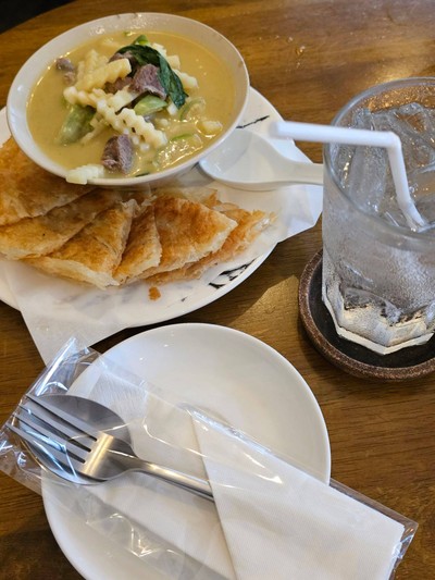 โรตีแกงเขียวหวานเนื้อ (Classic Thai Green Curry with Beef served with Roti)