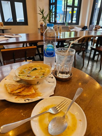 โรตีแกงเขียวหวานเนื้อ (Classic Thai Green Curry with Beef served with Roti)