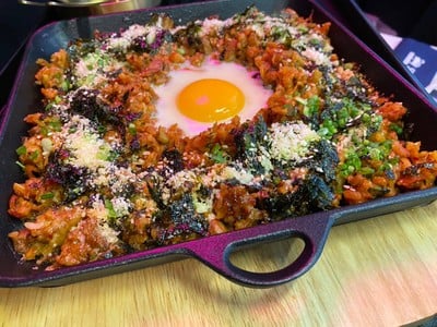 ข้าวผัดหมูดูร๊อคกะทะร้อน