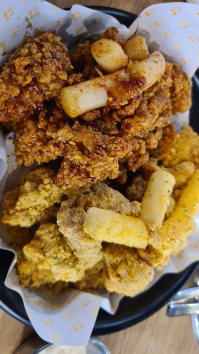Half & Half Chicken : Caramel VS Cheese