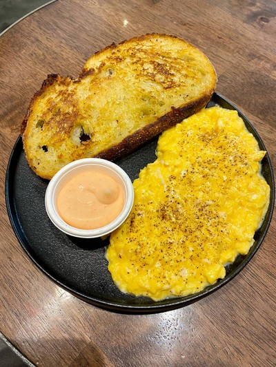 Scambled eggs on toast