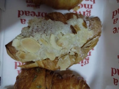 ครัวซองมินิ ครีมแอลมอน