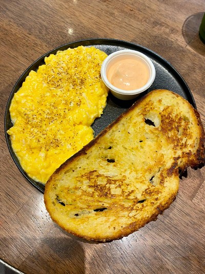 Scambled eggs on toast