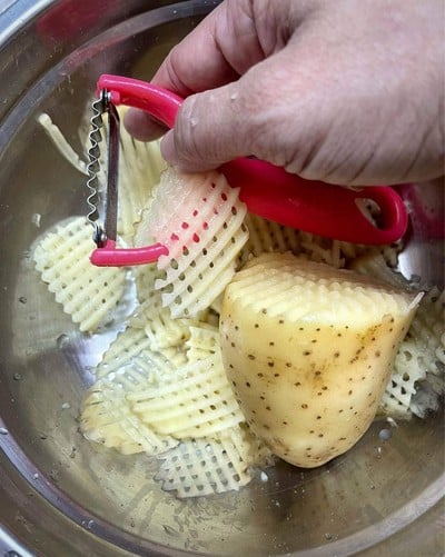 วิธีทำ Hot and Spicy waffle fries by Air fryer #WongnaiCooking
