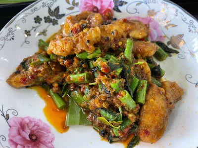 ปลาผัดพริกแกง