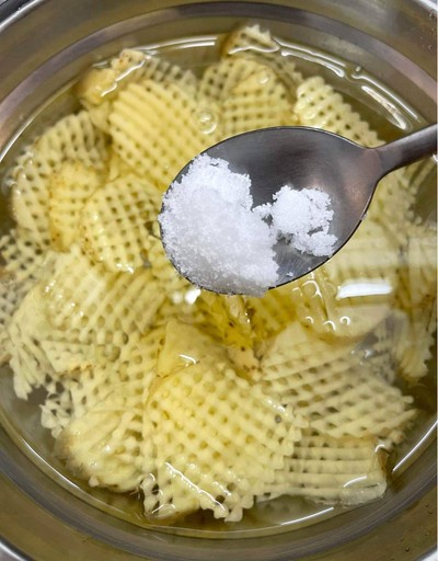 วิธีทำ Hot and Spicy waffle fries by Air fryer #WongnaiCooking