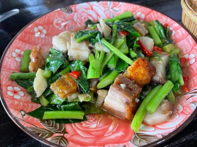 หมูกรอบผัดคะน้า