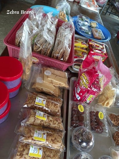 มีขนม ของแห้ง ของฝาก ขายอยู่นิดหน่อย