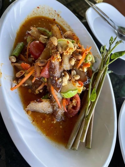 ส้มตำคอหมูย่าง