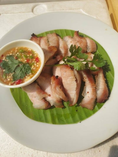 ร้านลาบอุบล คนตระการ แยก สาทร (หัวมุมฝั่ง ถ.เจริญราษฏ์)