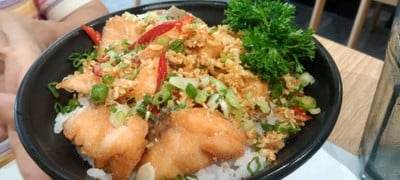 ข้าวหน้าปลาทอดกระเทียม