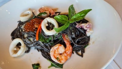 Spaghetti หมึกดำกระเทียมพริกทะเล