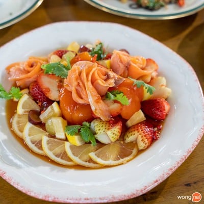 ยำไข่ครอบ สตรอว์เบอร์รี แซลมอนรมควัน