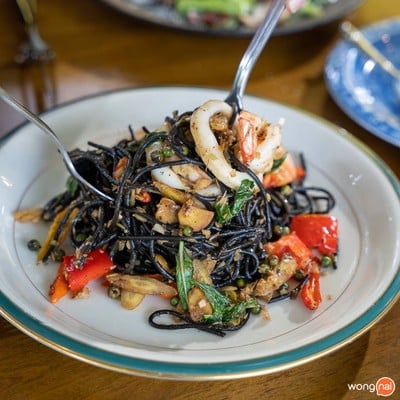 เส้นดำผัดฉ่าทะเล