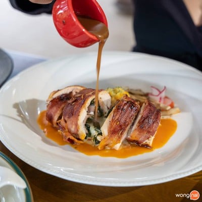 สเต๊กอกไก่ผักเหลียงแฮมชีสเบคอน