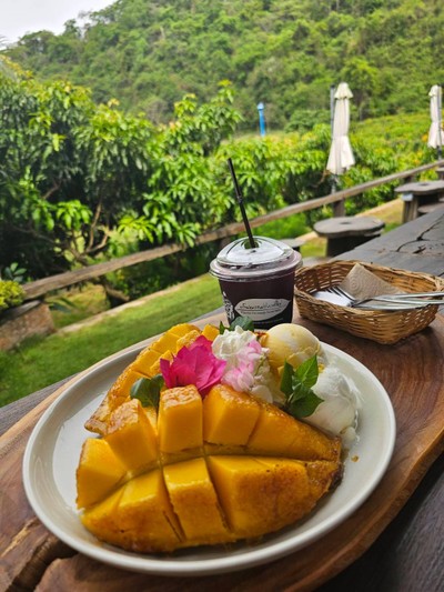 ข้าวเหนียวมะม่วงพร้อมไอศกรีมมะม่วง