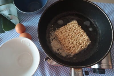 วิธีทำ ไข่เจียวบะหมี่กึ่งสำเร็จรูป 