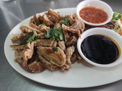 ไส้หมูพะโล้ทอด