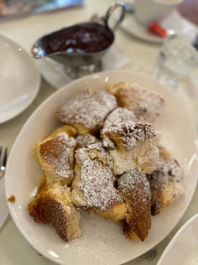 ขนมของที่นี่ กินแบบไม่ราดซอสก็อร่อย