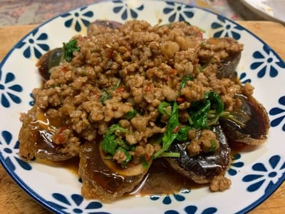 ไข่เยี่ยวม้ากระเพรากรอบ