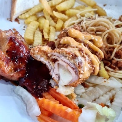 พอร์คกอร์ดองเบลอ ไก่สไปซี่ ไก่อลาสก้า หมูพริกไทยด