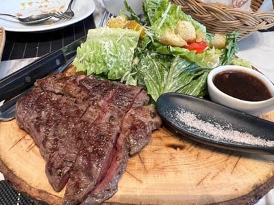 สเต็กเนื้อริบอายออสเตรเลีย 270 วัน เสริฟ์พร้อมสลัด