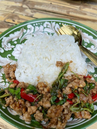 กะเพราหมูสับราดข้าว