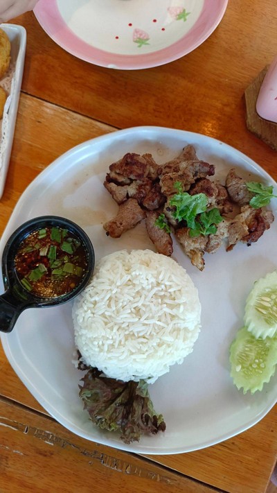 ข้าวหน้าสันคอหมูย่าง จิ้มแจ่ว