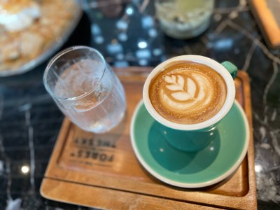 ☕️ Hot Latte. (Price 90 Baht.)