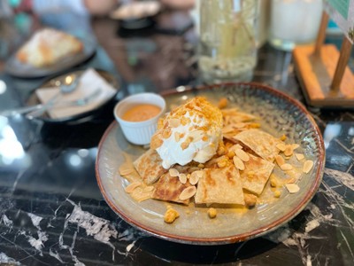 🫓 Salted Egg Yolk Sauce Roti & Ice Cream. (Price 115++ Baht.)