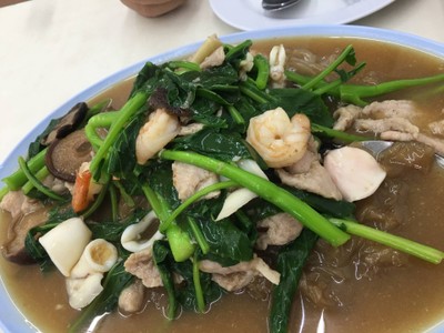 ก๋วยเตี๋ยวราดหน้ารวมมิตร (กุ้ง ปลาหมึก หมู เห็ดหอม)