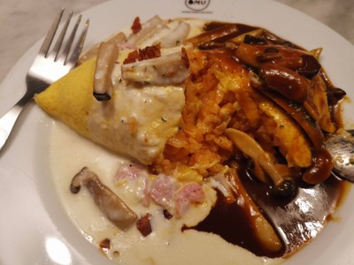 ข้าวห่อไข่หน้าเห็ด เบคอนราดครีมซอสและราดซอสฮายาชิ