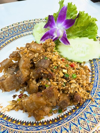 หมูกรอบคั่วพริกเกลือ
