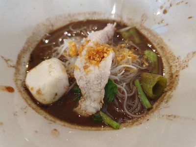 ก๋วยเตี๋ยวเรือหมู (เส้นหมี่) น้ำตก