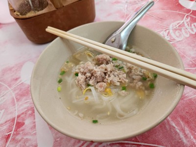 เส้นเล็กน้ำหมูสับ