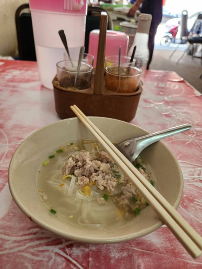 เส้นเล็กน้ำหมูสับ