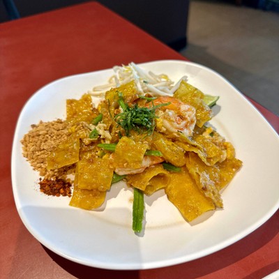 ผัดไทสุโขทัยเกี๊ยวกรอบกุ้งสด