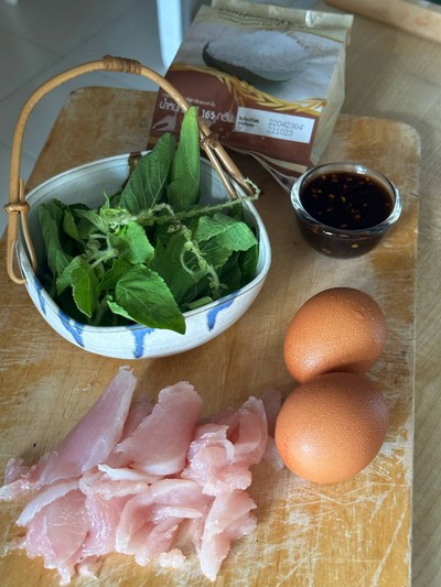 วิธีทำ กะเพราไก่ชิ้น ไข่เจียว