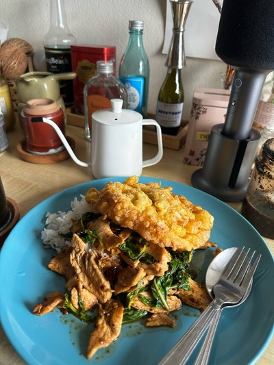 วิธีทำ กะเพราไก่ชิ้น ไข่เจียว