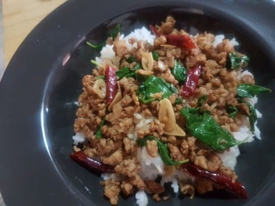 กะเพราไก่บดราดข้าว