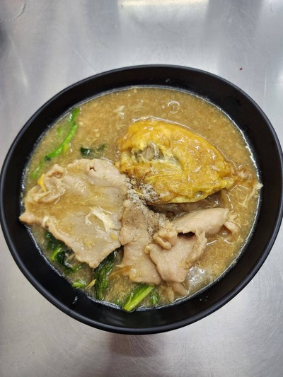 ราดหน้าหมูห่อไข่