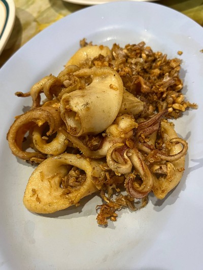 ปลาหมึกผัดทอดกระเทียม