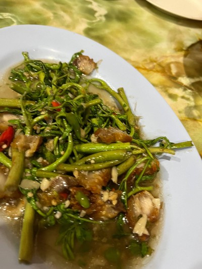 ผักกระเฉดหมูกรอบ