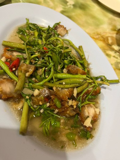 ผักกระเฉดหมูกรอบ