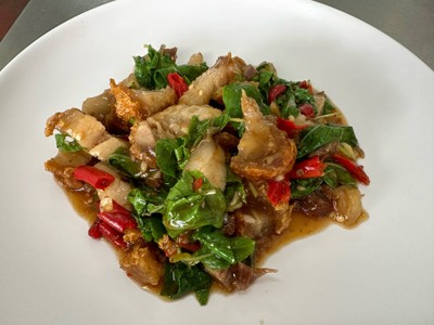 หมูกรอบผัดกะเพรา